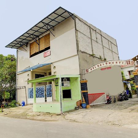 Oyo 90725 Zeevanna Guest House Syariah Kediri  Exterior photo