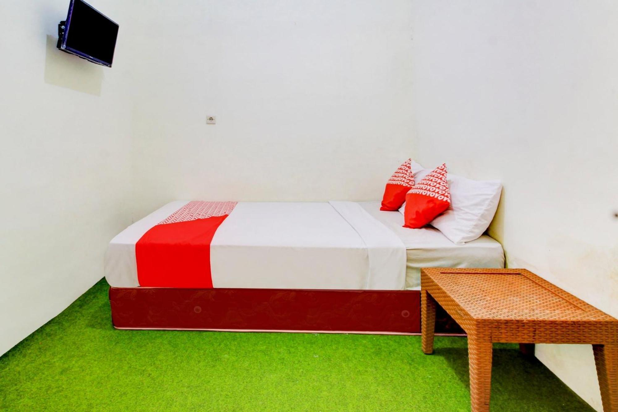 Oyo 90725 Zeevanna Guest House Syariah Kediri  Exterior photo
