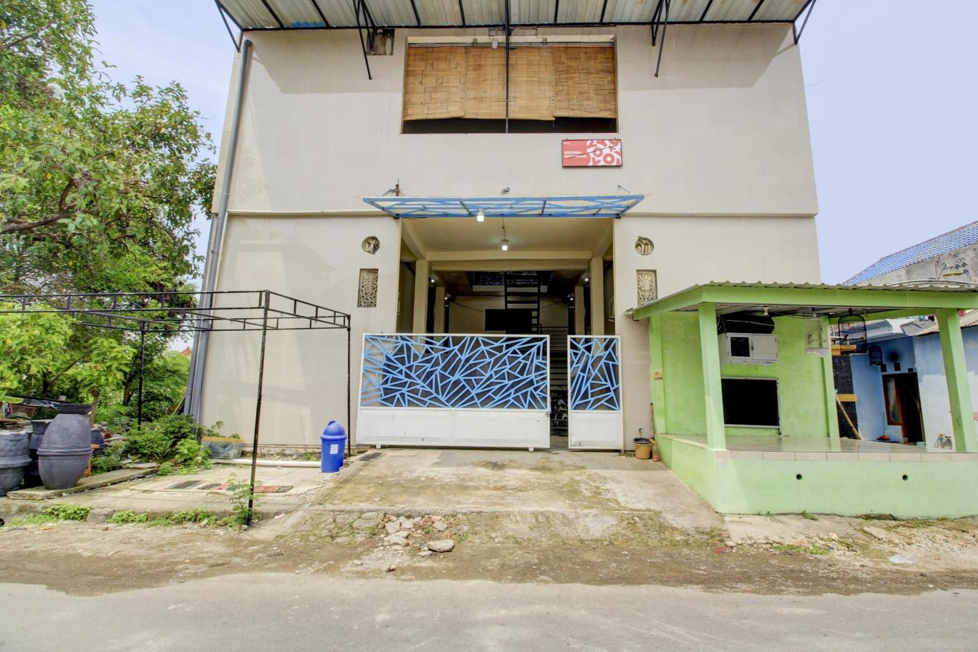 Oyo 90725 Zeevanna Guest House Syariah Kediri  Exterior photo