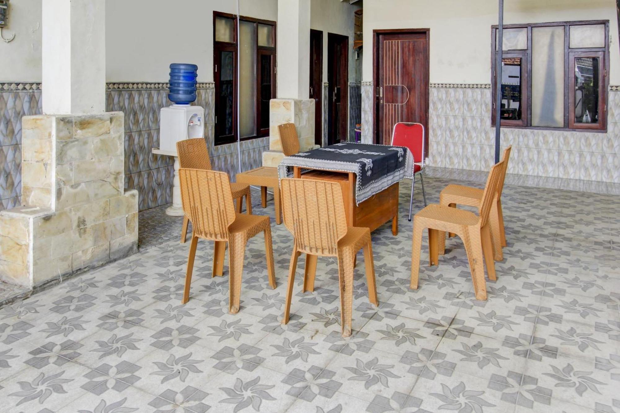 Oyo 90725 Zeevanna Guest House Syariah Kediri  Exterior photo